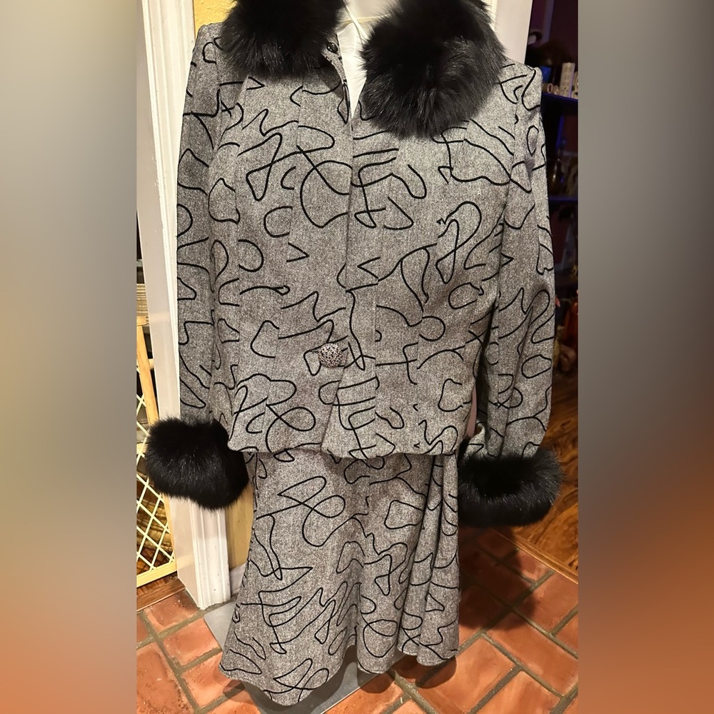 Chic Lilly & Taylor Gray Patterned Blazer & mermaid Skirt with Faux Fur Cuffs